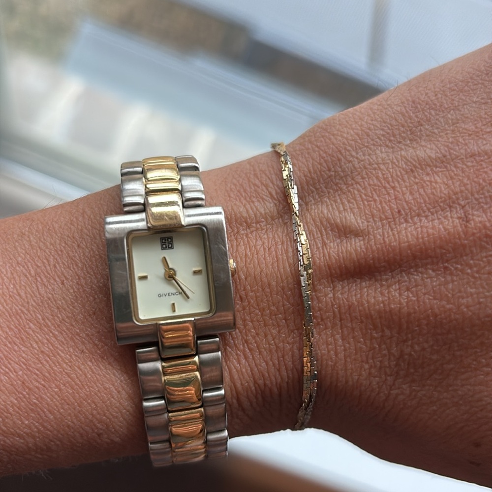 Givenchy Watch. - Picture 4 of 5